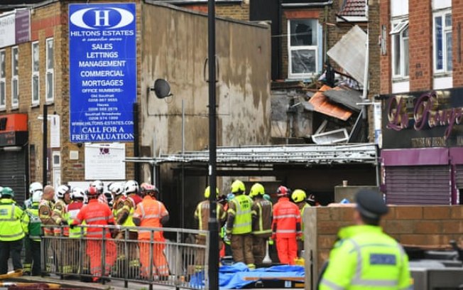 Duas pessoas morrem em desabamento de edifício em Londres