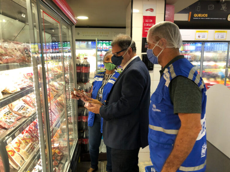 Procon-RJ descarta mais de 120kg de alimentos impróprios para o consumo nos Supermercados Zona Sul