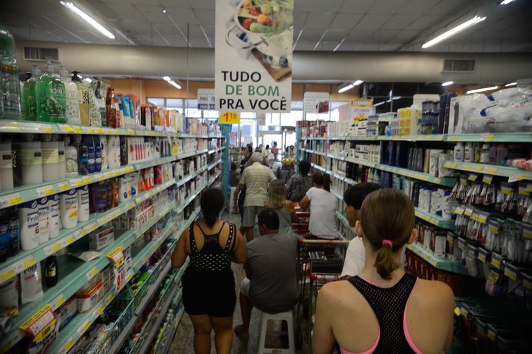 Brasileiros mantêm expectativa de inflação em 4,7%, diz FGV