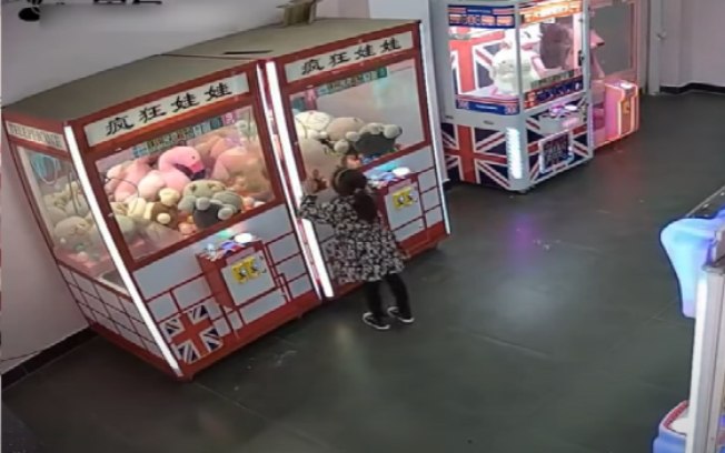 Criança de 4 anos fica presa dentro de máquina de brinquedos; assista