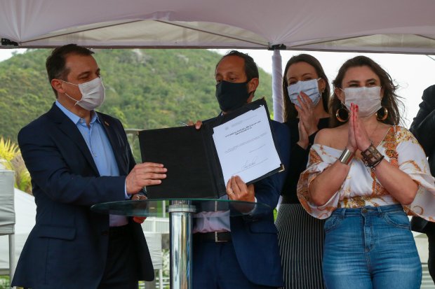 Em Bombinhas, governador Carlos Moisés anuncia mais de R$ 10 milhões para pavimentação do Morro de Zimbros