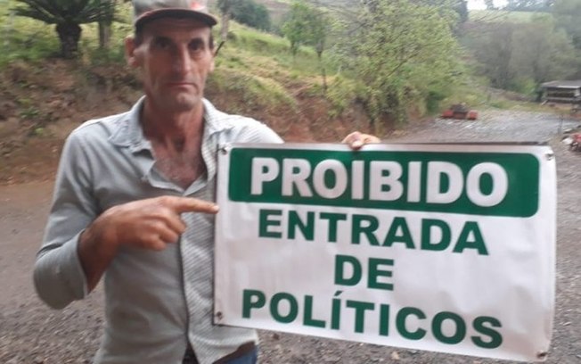 Agricultor coloca placa para proibir a entrada de políticos em sua propriedade