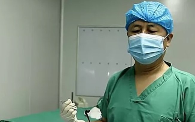 Médicos removem sanguessuga gigante da cabeça de criança na China; veja foto