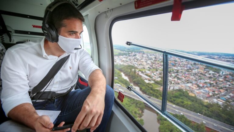 Após sobrevoar ERS-118, governador anuncia projeto para melhorar fluxo no entroncamento com a ERS-030