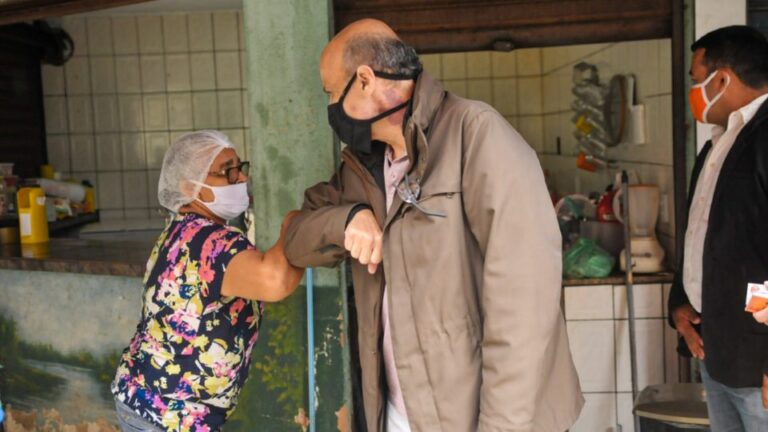 Máscaras e álcool gel para combater o vírus