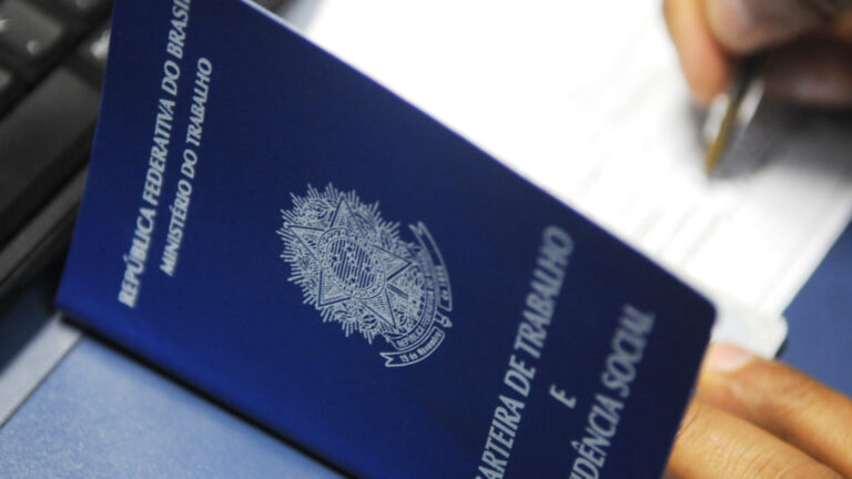Vagas de emprego oferecem salários de até R$ 3,2 mil