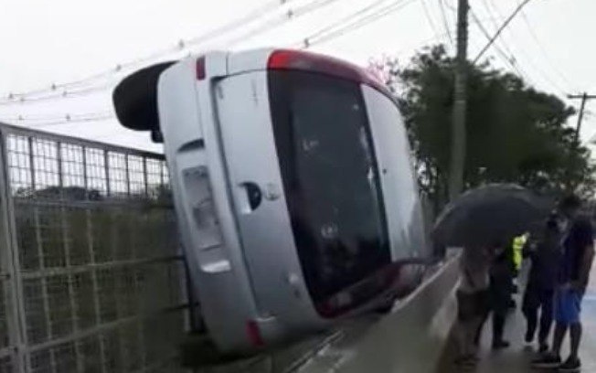 Carro fica pendurado na grade de viaduto no interior de de São Paulo