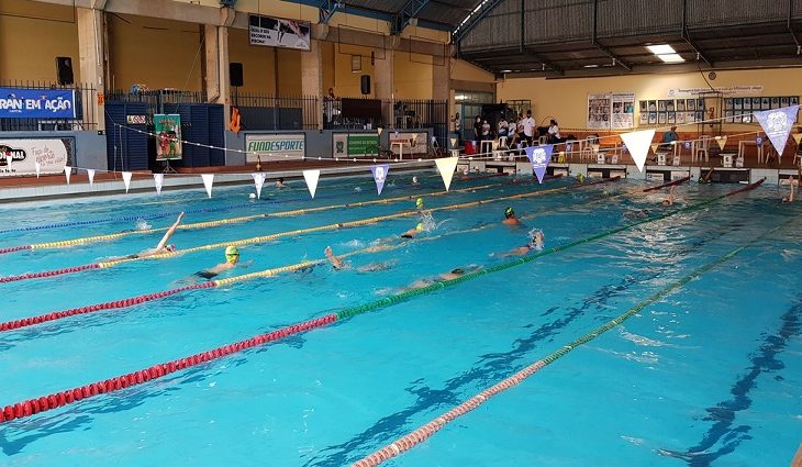 Circuito Stopa abre calendário da natação em MS e homenageia personagem esportivo histórico