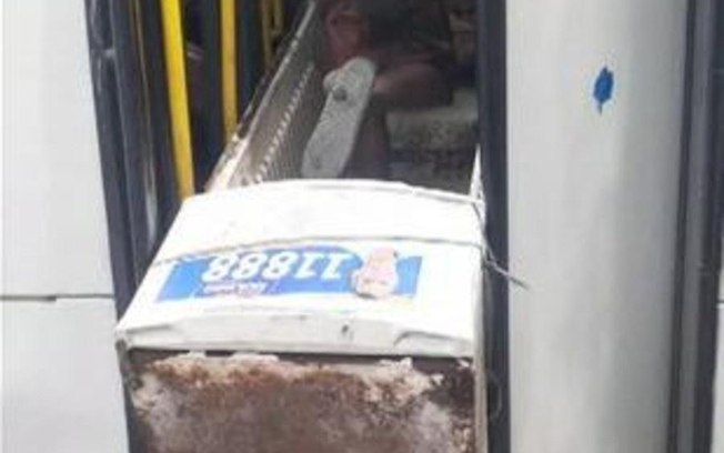 Homem embarca com geladeira em ônibus no RJ; veja imagens