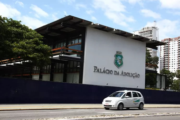 Governo do Ceará e Prefeitura de Fortaleza entregam areninha na Barra do Ceará