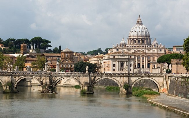 Roma é alvo de protesto violento contra medidas anti-Covid