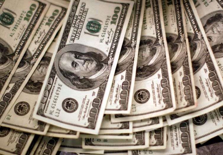 Dólar aproxima-se de R$ 5,70 e fecha no maior nível em cinco meses