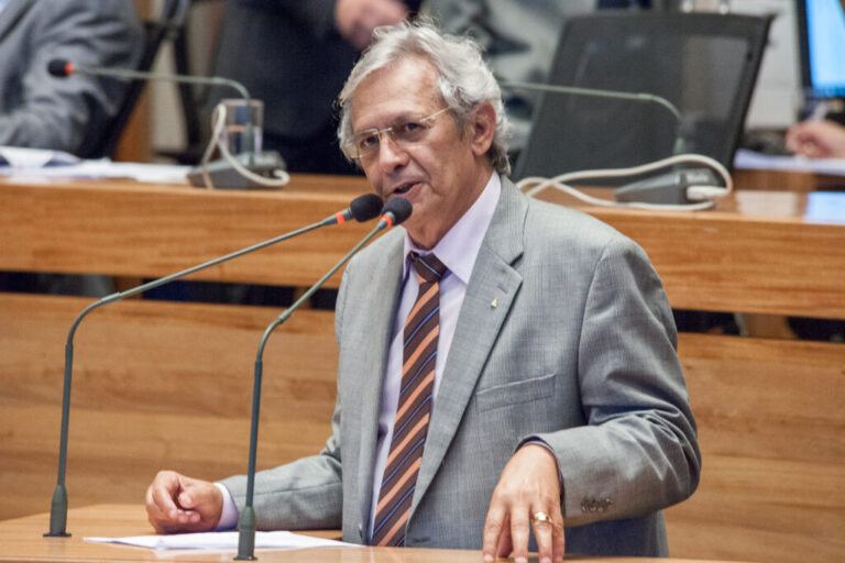 Plenário confirma indicação de Raimundo Ribeiro para presidência da Adasa