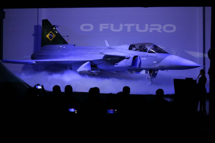 Novo caça Gripen F-39E é apresentado a autoridades em Brasília