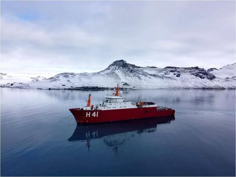 Navio Polar Almirante Maximiano parte com destino à Antártica