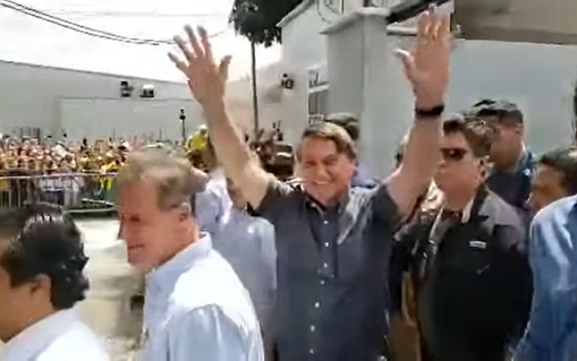 Sem máscara, Bolsonaro é recepcionado por multidão no Maranhão; assista