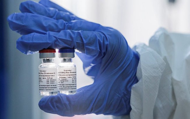 Rússia interrompe testes de vacina por escassez de doses