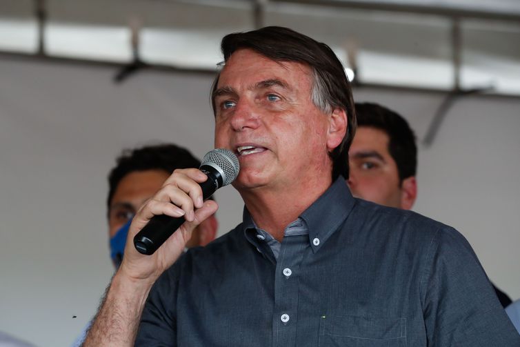 Bolsonaro anuncia construção de aeroporto e de moradias no Maranhão