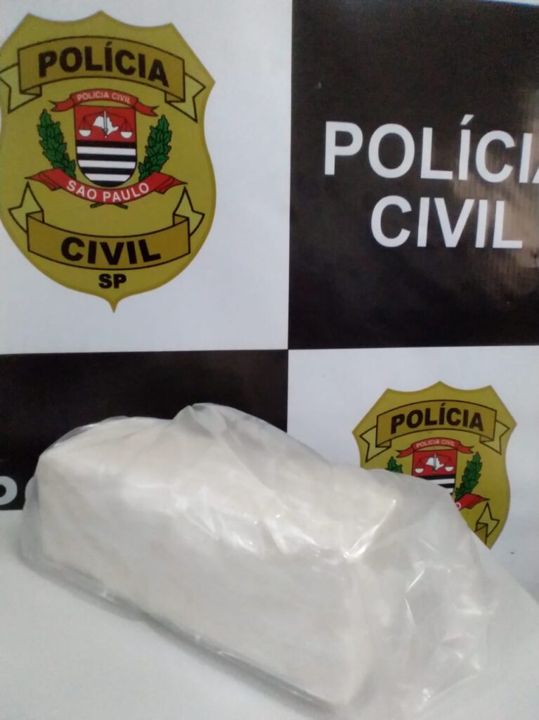 Polícia Civil de Mogi Mirim prende traficante com 1 kg de droga e 30 kg de insumos