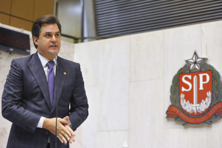 Frederico d’Avila protesta contra a falta de pavimentação e as condições da estrada estadual SP-268