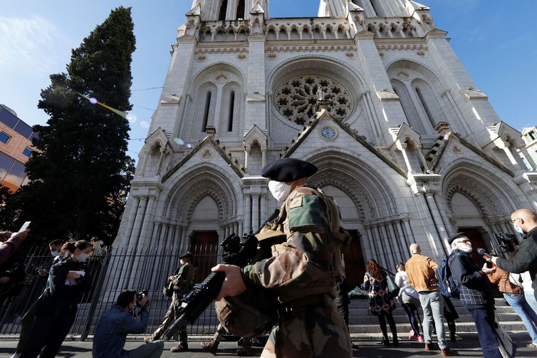 Nice vive luto por ataque em igreja; ministro alerta para atentados