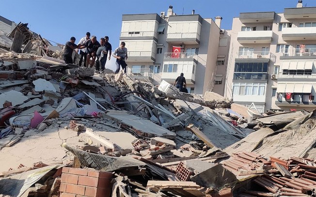 Grécia e Turquia sofrem por conta de terremoto e tsunami devastadores; assista