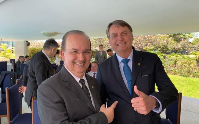 Bolsonaro se aproxima do Centrão e dá vice-liderança no Congresso ao PL