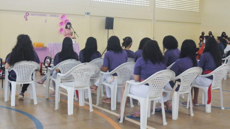 Adolescentes participam de ações do Outubro Rosa