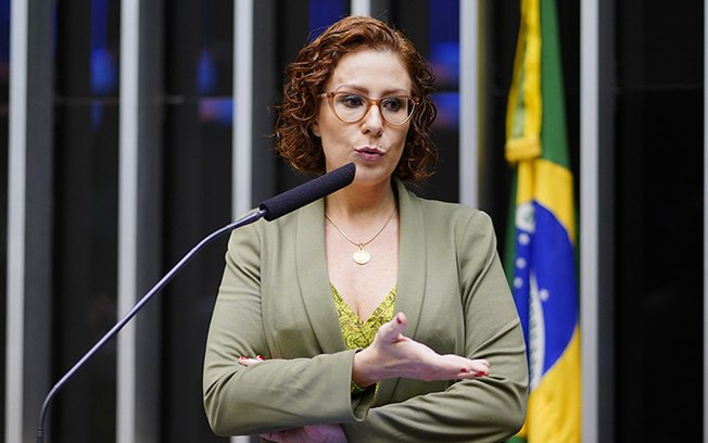 Carla Zambelli propõe exame toxicológico no Congresso, em ataque a Aécio