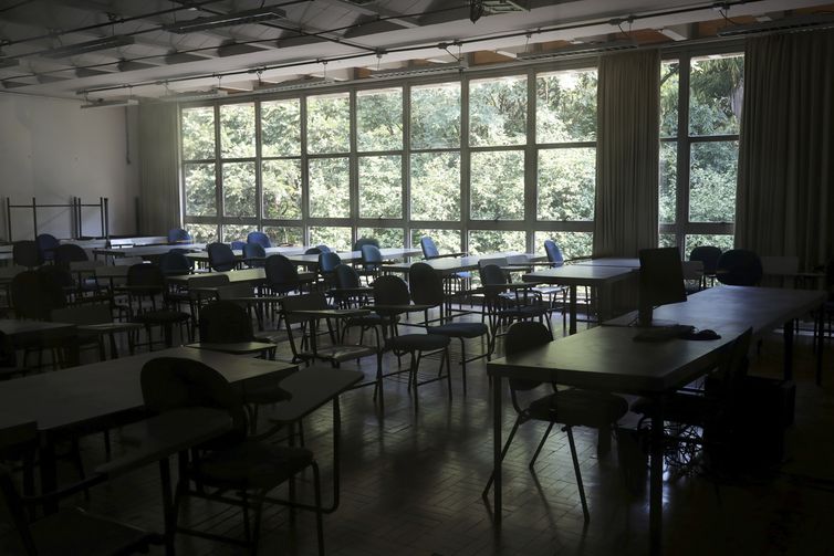 Cientistas da UFRJ dizem que reabertura de escolas é imprescindível