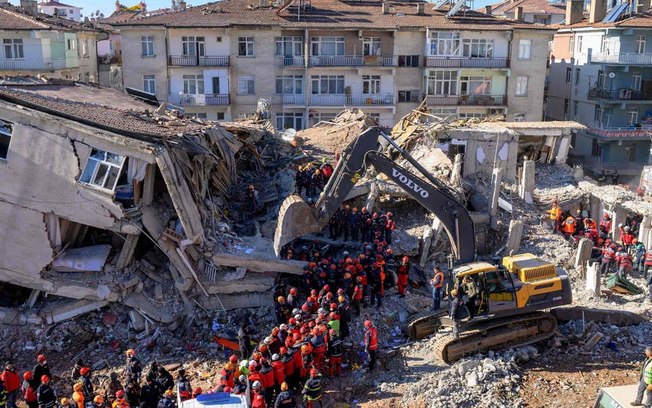 Mortes após terremoto na Turquia e Grécia sobem para 14; feridos já são 607