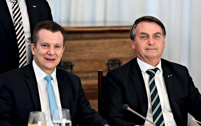 Após encenar distância de Bolsonaro, Russomanno grava programa com presidente