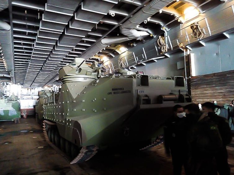 Marinha faz exercício militar em Belém com carros anfíbios e caças