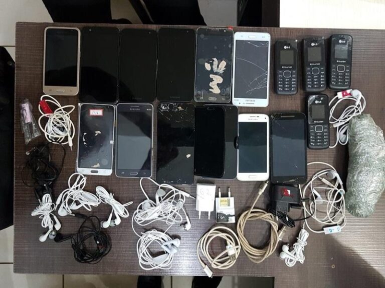 Policiais penais encontram 15 celulares e droga em área externa da Mata Grande