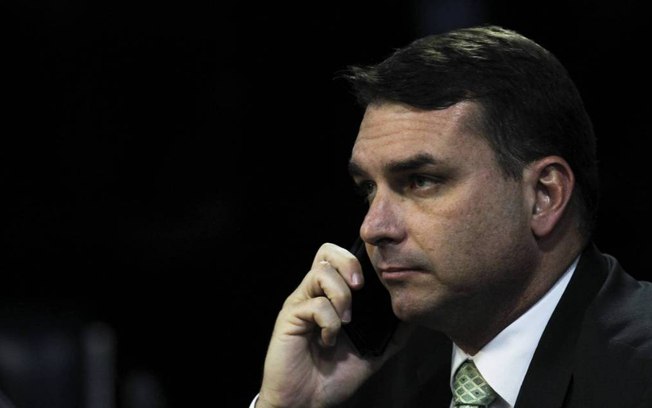 “Erro da equipe”, diz Flávio Bolsonaro sobre passagens para Fernando de Noronha