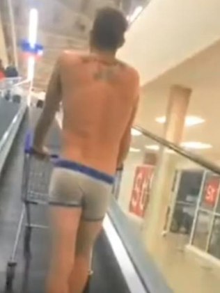 Homem vai de cueca ao supermercado contra regras do lockdown, assista