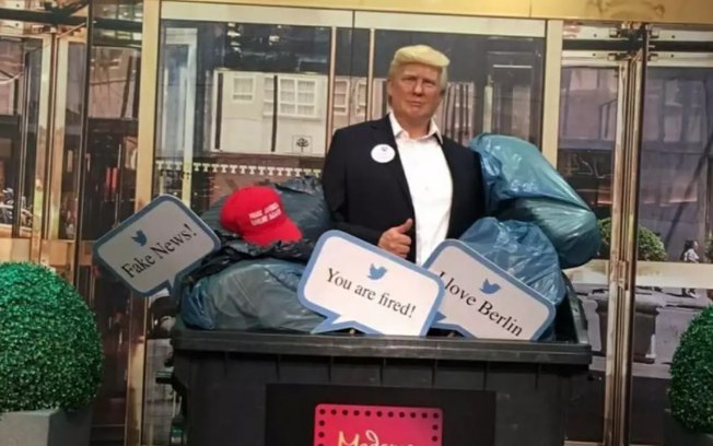 Museu de cera em Berlim coloca estátua de Trump em caçamba de lixo