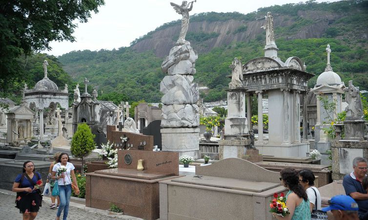 Cemitério carioca faz homenagem aos cientistas que combatem a covid-19