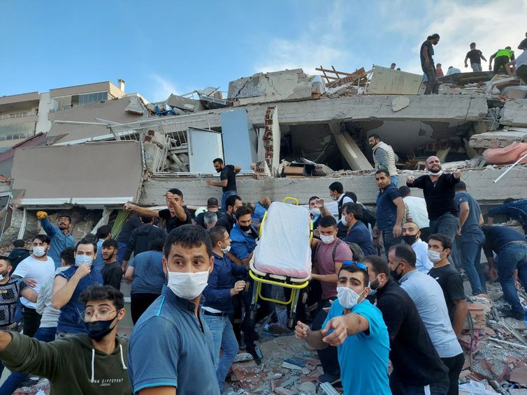 Sobe para 62 número de mortos por terremoto na Turquia