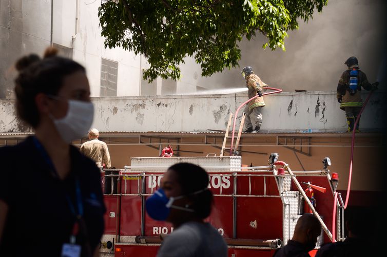 Número de mortos em incêndio em hospital de Bonsucesso sobe para sete