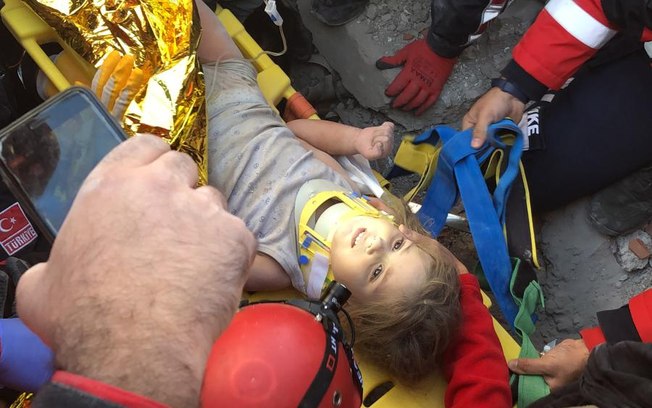 Turquia: 91 horas após terremoto, Bombeiros resgatam menina de 4 anos com vida