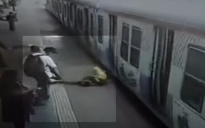 Após queda, mulher é salva segundos antes de ser arrastada por trem; assista