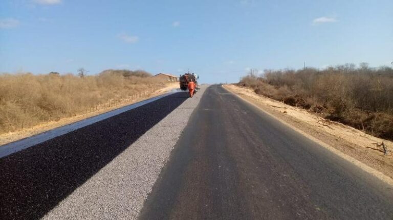 Construção de rodovia entre Quiterianópolis e Parambu atinge 76% de execução