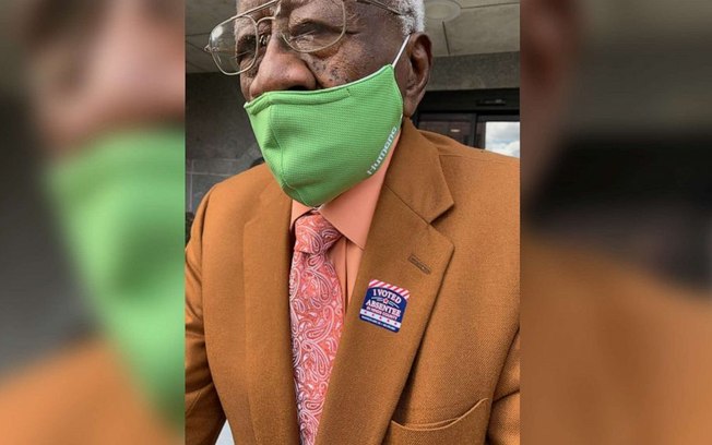 Homem negro de 99 anos passa 20 minutos na fila para votar em Biden nas eleições
