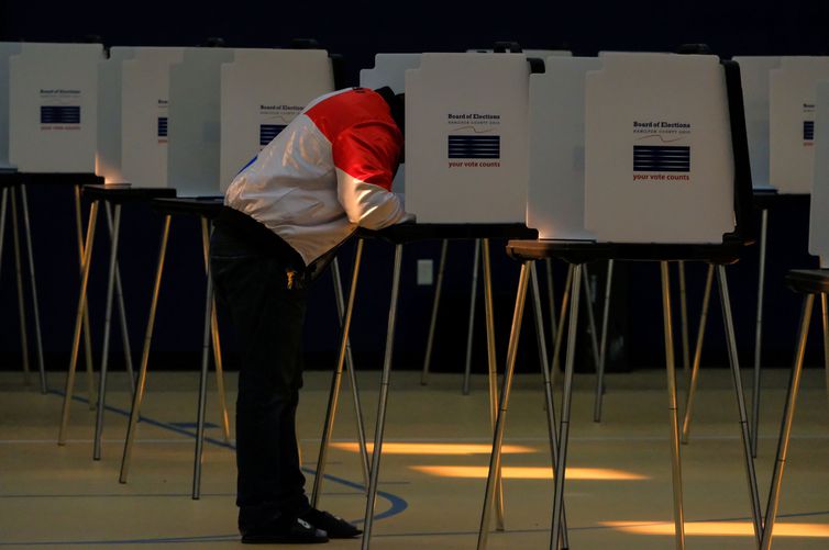 Eleição nos EUA começa com filas curtas e calma