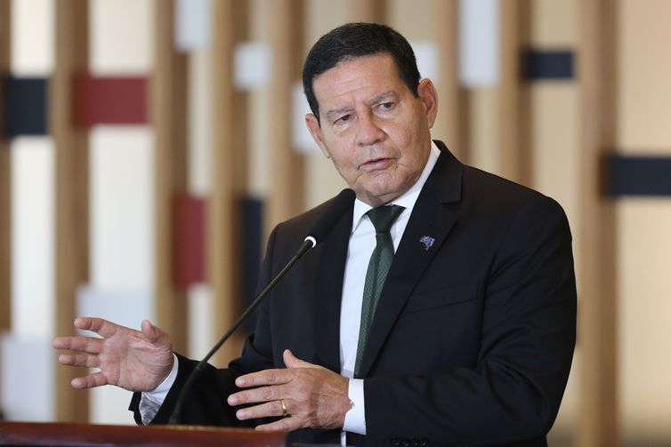 Mourão diz que política ambiental do país segue a legislação
