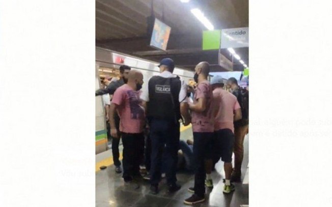 Homem é linchado após ser flagrado se masturbando no metrô; veja o vídeo