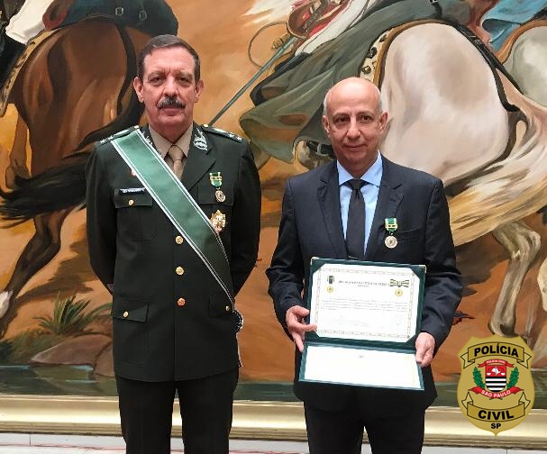 Delegado Geral de Polícia recebe honraria do Exército Brasileiro
