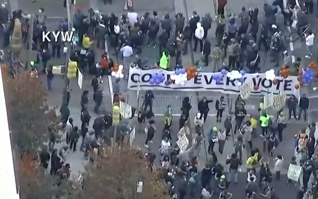 Grupos pró-Trump protestam na Filadélfia para acompanhar contagem de votos