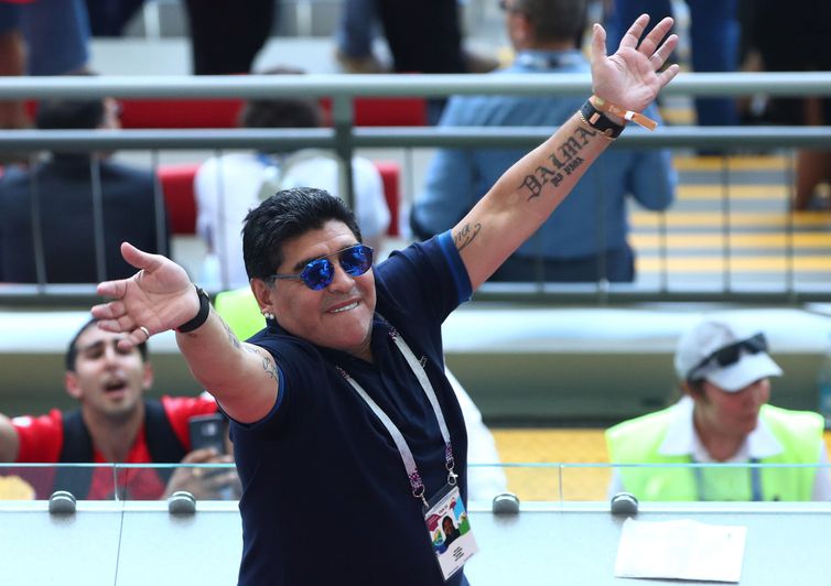 Maradona está “confuso” e vai permanecer no hospital, diz médico